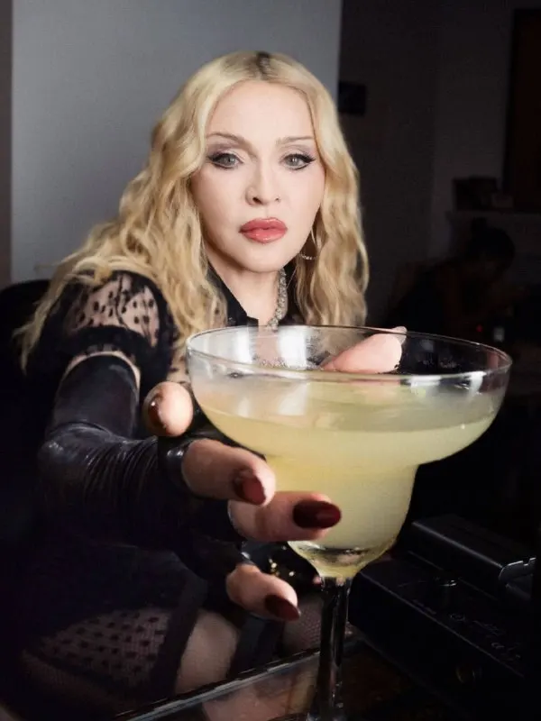 Post by “VOGUE В ИЗГНАНИИ” from October 1, 2026